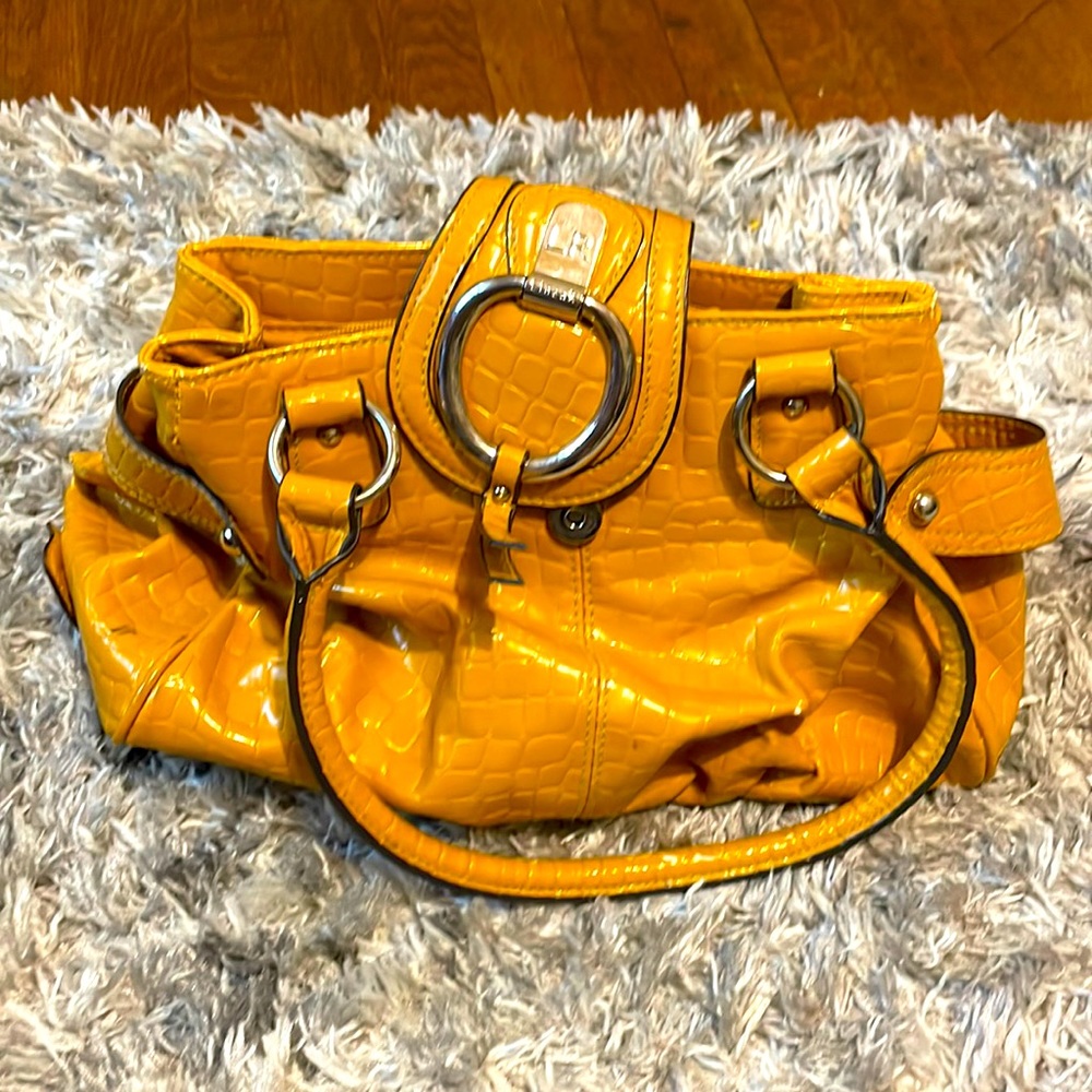 Linear gold purse